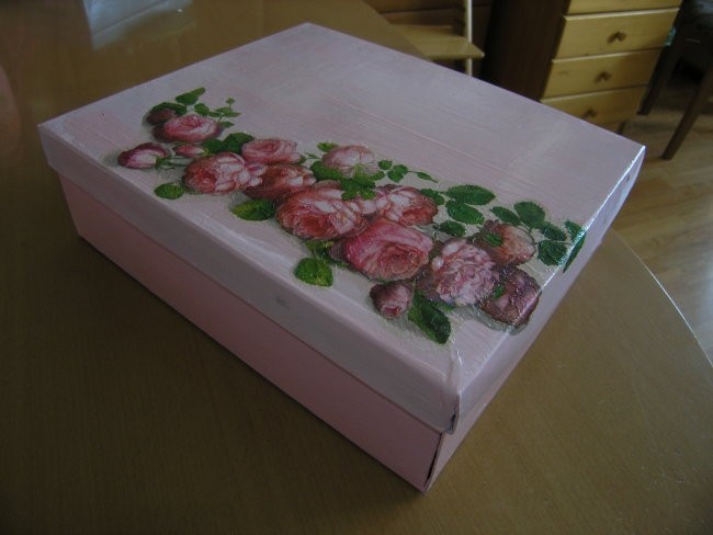 Še ena škatla, še enkrat z vrtnicami. Poslala mi jih je Kuzma, pa jih bo kmalu zmanjkalo!