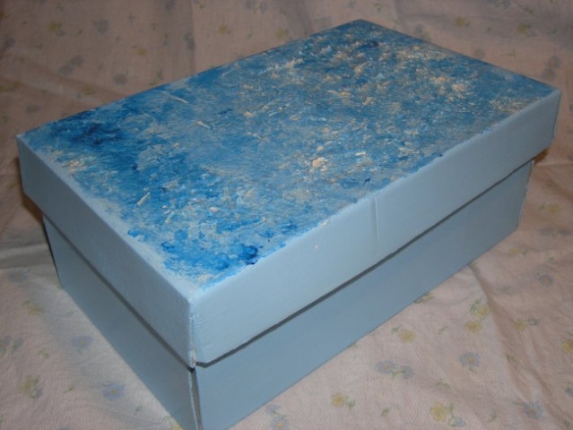 Škatla za nečakov krst - obdelana z akrilnimi barvami in kitom (pokrov).