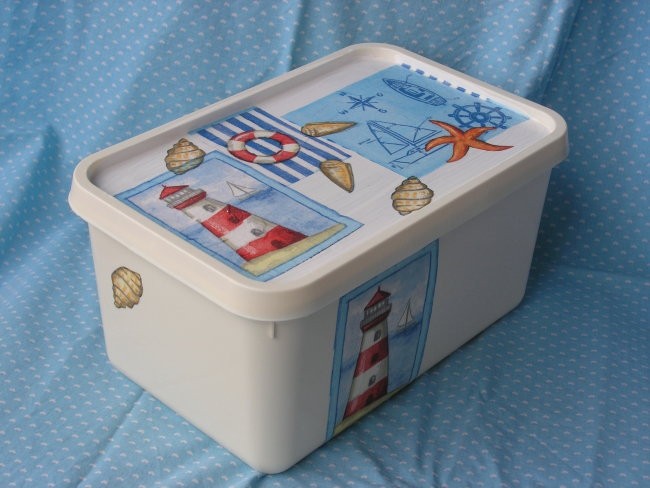 Morski motiv na škatli od sladoleda.