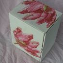 Škatla od posode za mleko, prebarvana z belo akrilno barvo, čez prilepljena roža s servetk