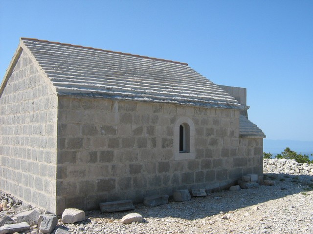 Cerkev Sv. Ilije še nima zvonika.