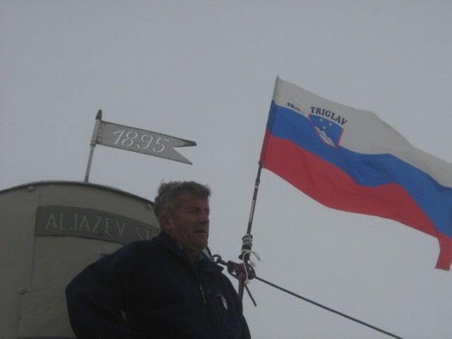Naš vodnik Alojz Hriberšek je ponosen razvil zastavo.