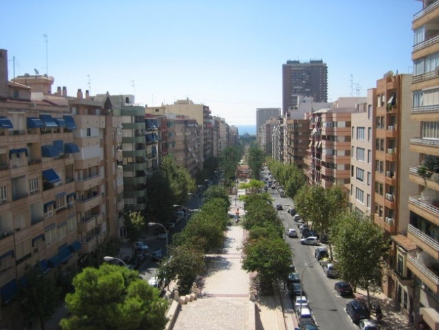 Takole zgleda ena od ulic v Alicanteju, ki vodi do dvorane. Moram reči, da nas Alicante ni