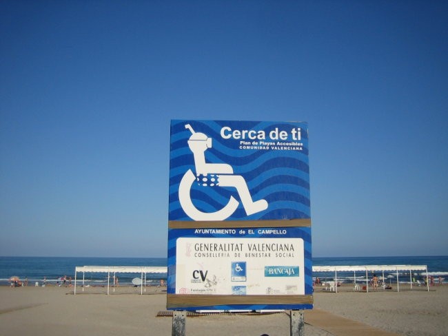 Tale slika je iz Alicanteja (Španija). Priznam, da ne vem kaj piše zraven, ampak znak z in