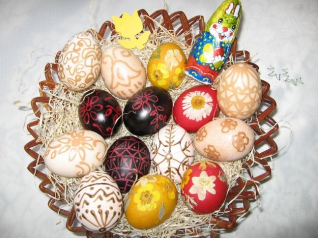 Košara s pirhi: servetna tehnika, barvana jajca s prešanim cvetjem in jajca, porisana s če