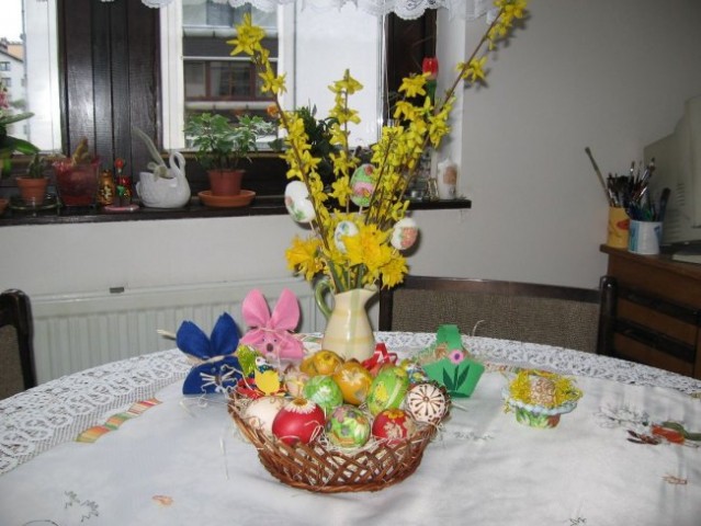 V vazi pocukrana jačka, na mizi zajčka iz filca ( kopirano s skrinjice), košarica iz karto