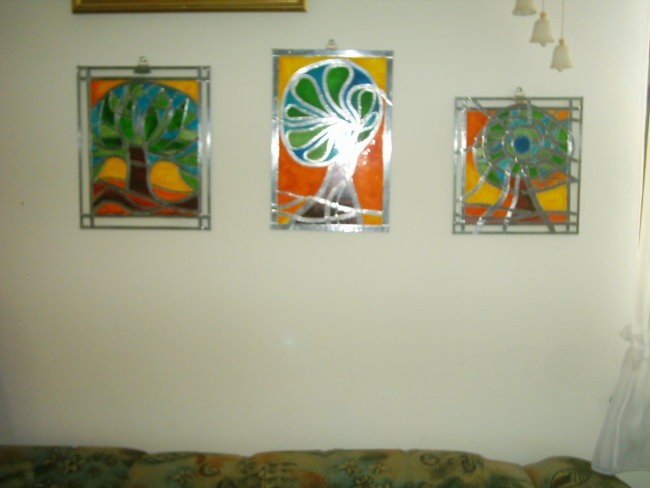 Kompozicija dreves, imitacija vitraža s srebrnim samolepilnim trakom, nato pobarvano z bar