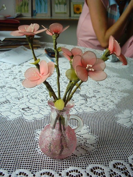 Vazica pobarvana z gelom, posuta z zdrobom, rože iz najlona.