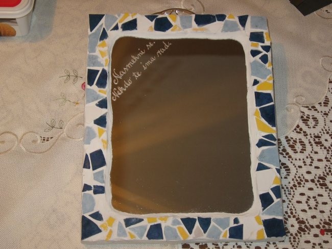 ogledalo mozaik z napisom