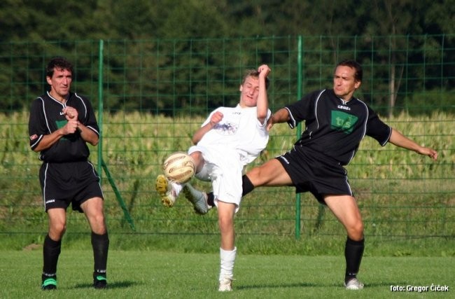 ND Renkovci - NK Veterani TUŠ ŽALIK  3:1 (5.8 - foto povečava