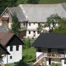 Evo naša loška hiša, gledano s skakalnice.