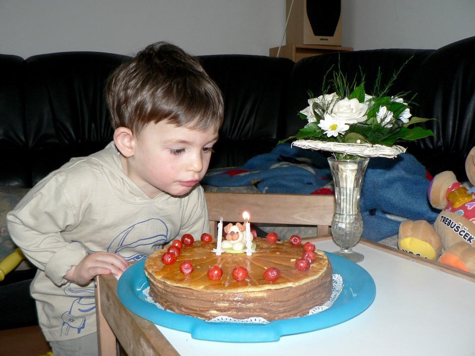 piham svečke na tortici št.1