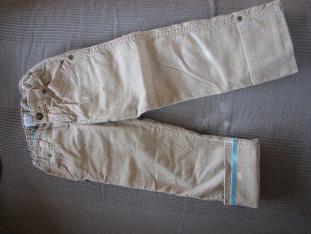 H&M 110; žametne bež hlače;  lahko se spremenijo v 3/4 hlače z modrim okrasnim trakom; nas