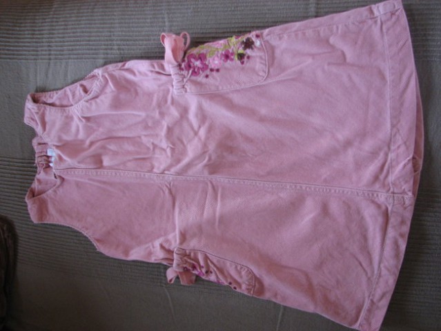 H&M 110; žametna roza oblekca z vezenino na obeh žepih, zadrga zadaj;
4 evre PRODANO
