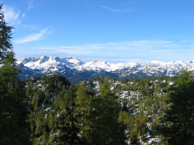 Pogled proti Komni, manjša vrhova (griča) izpred Stadorski Orliči in Rigeljc.