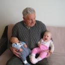 dedo pestuje na svoj 67. roj. dan svoja najmlajša vnuka