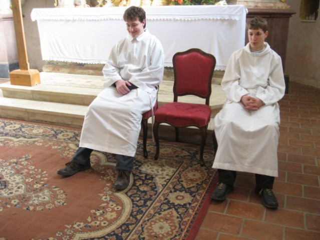 Na levi strani je moj veliki brat Luka.On je ministrant in je poleg župnika ko krsti take 