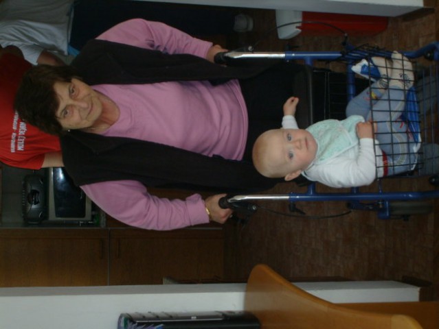 To je atijeva mama,sepravi moja babi Ida.prevaža me v svojem vozeku,ki ji pomaga pri hoji.